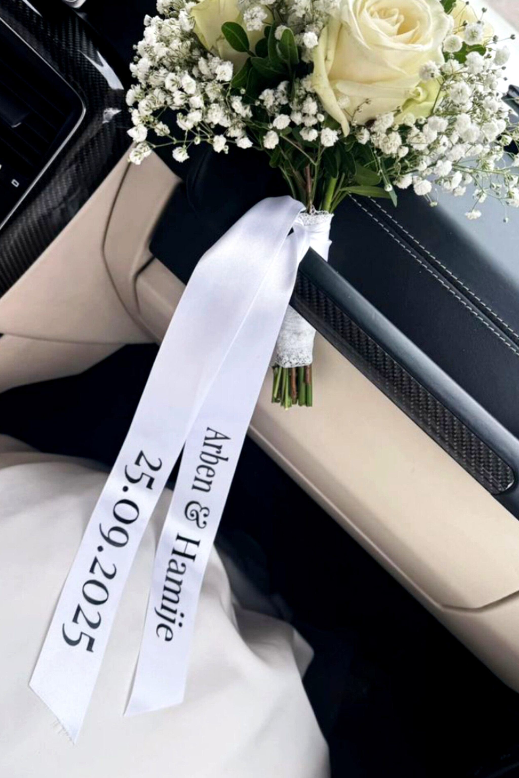 روبان دسته گل و ماشین عروس